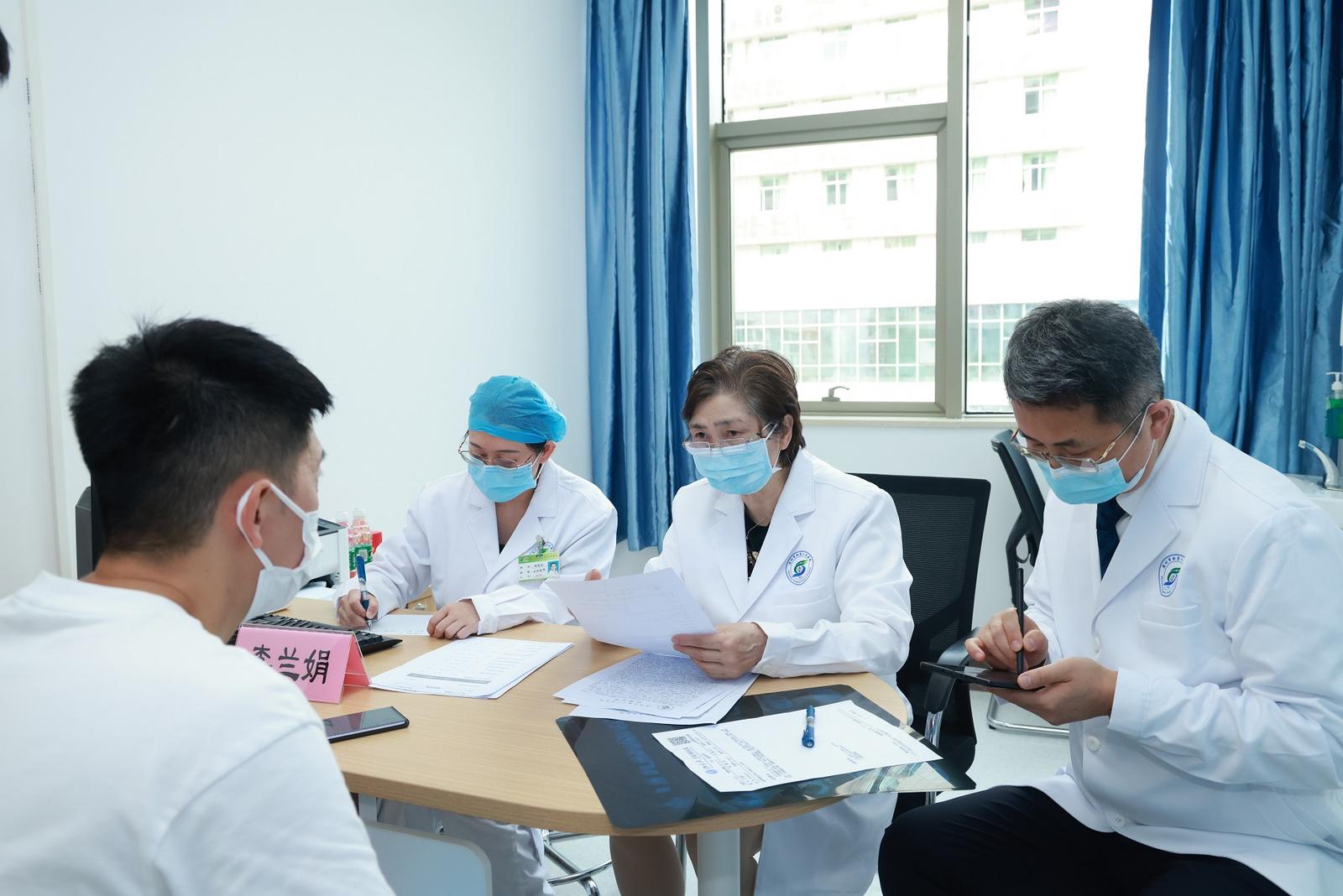 李兰娟医生坐诊,李兰娟院士进icu问诊新冠肺炎患者