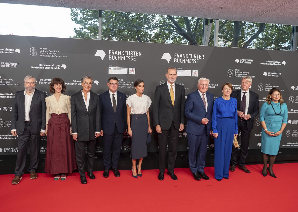 莱后德国行穿搭全记录，衣品和颜值一样飘忽不定，珠宝是最大亮点