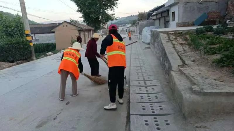 辛店镇持续开展路域环境整治行动,两城镇不断加大环境卫生整治力度