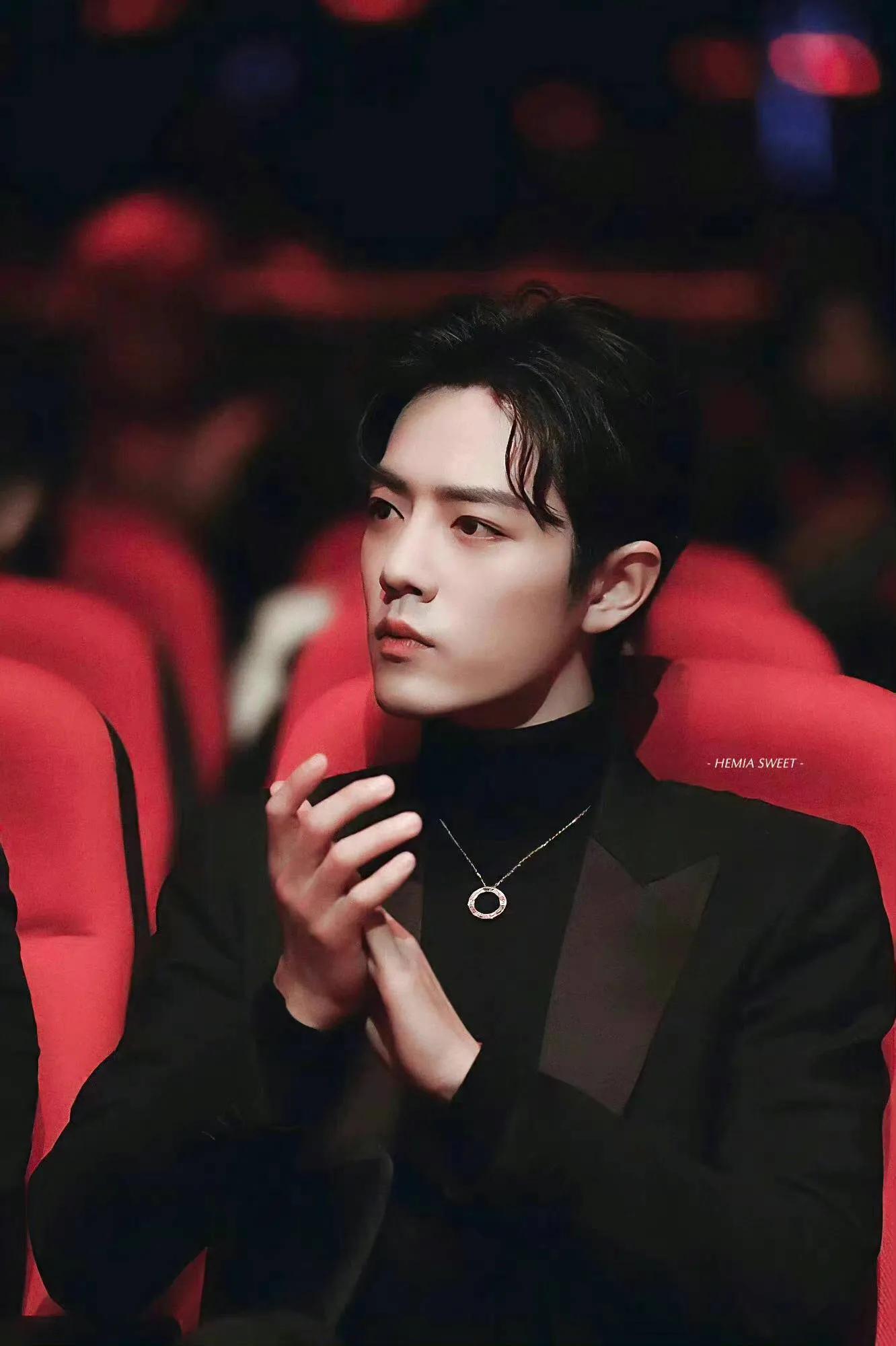 肖战近期活动造型,肖战微博之夜两套造型