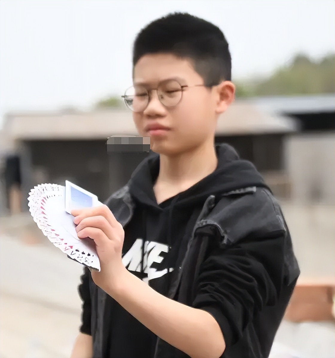 扑克牌真的能插进木板里吗,小孩扑克牌打穿木板