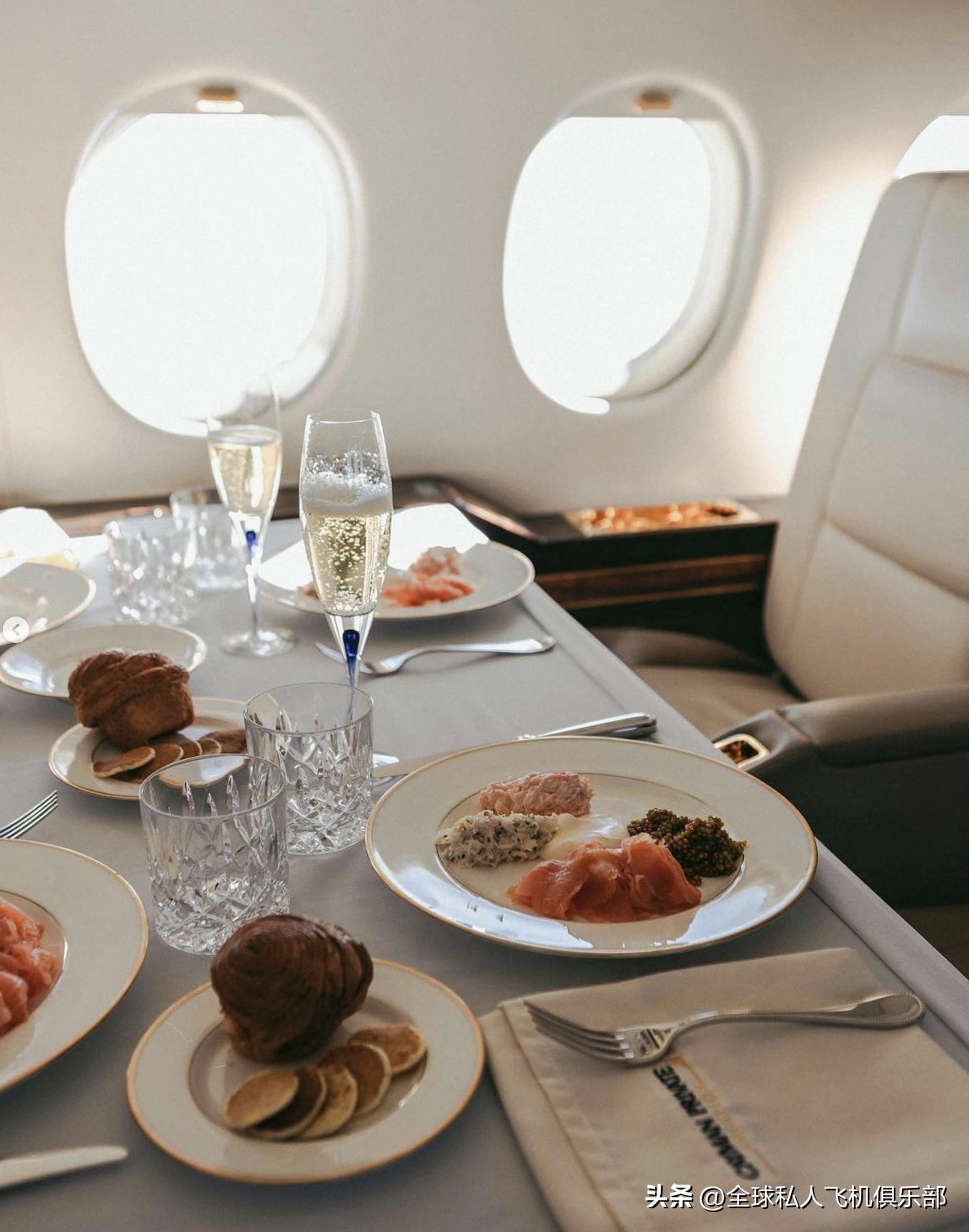 爱飞嘉包机|价值五十万的私人飞机上餐食都是吃点啥？