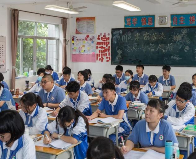 双胞胎周洋现状,湖北学霸双胞胎放弃名校照顾母亲