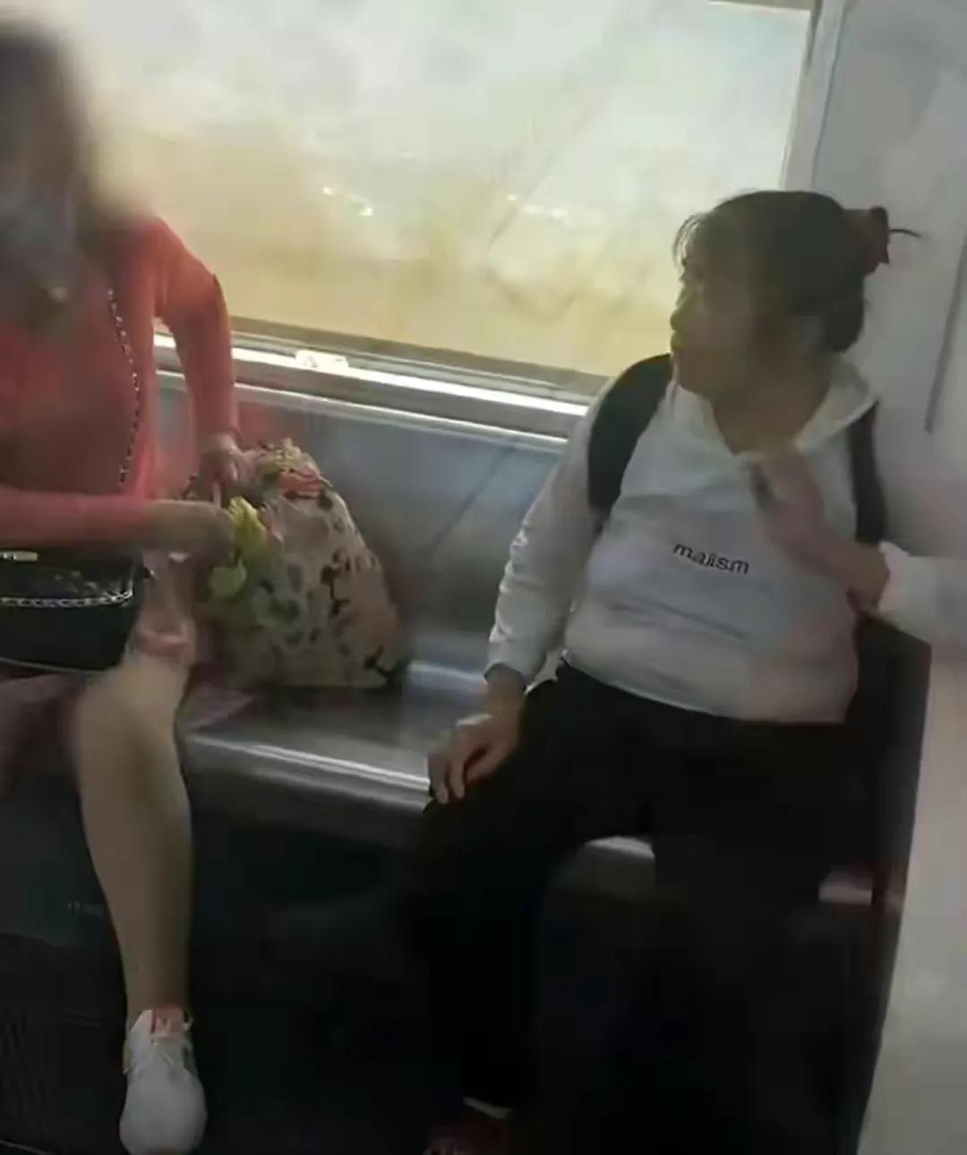 重庆一霸道女子轻轨上怒踢老人，称自己有病，旁边不能坐人