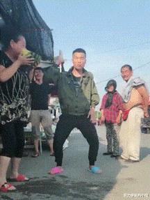 今天过来按脚，恰巧碰见了前女友，我该怎么化解尴尬呢？