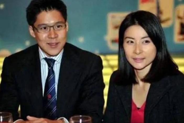 郭晶晶背小布包和老公上街购物 (郭晶晶用的帆布爱马仕包)