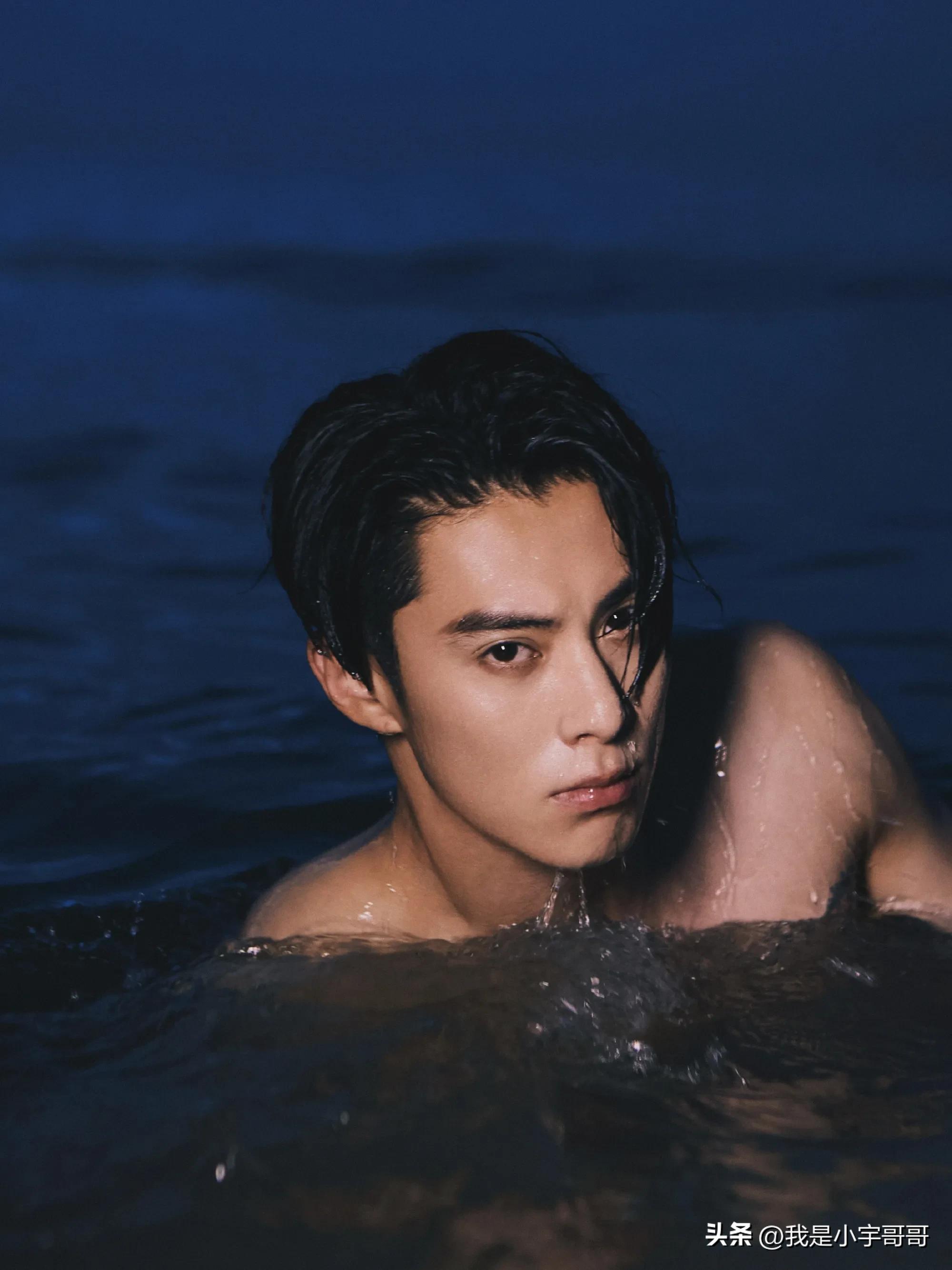 王鹤棣海边拍摄正装花絮,王鹤棣海边自拍第三视角