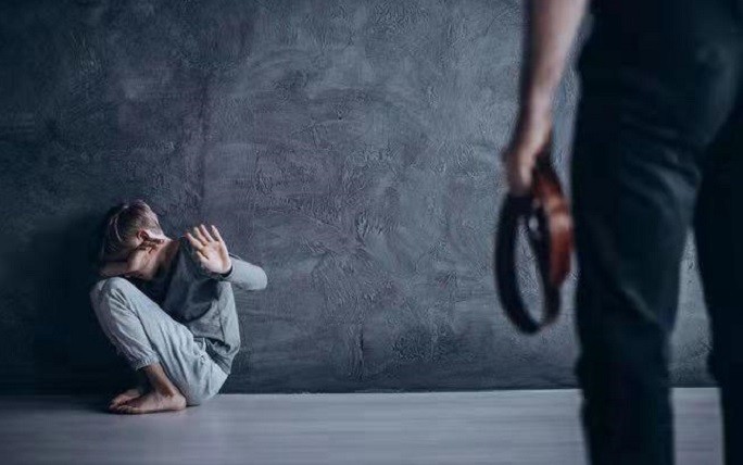 父亲家暴儿子杀害父亲后续,爸爸重男轻女家暴女儿的视频