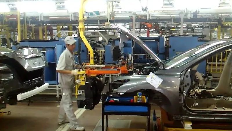 汽车生产线安装过程,汽车动力模块的安装