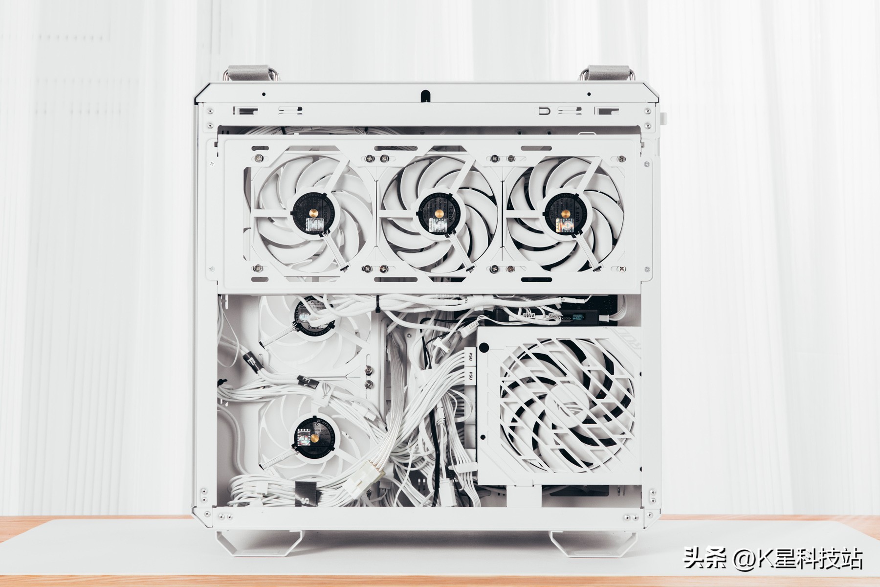 我的桌面我做主，一套平淡无奇白色系生产力+重度娱乐桌面分享