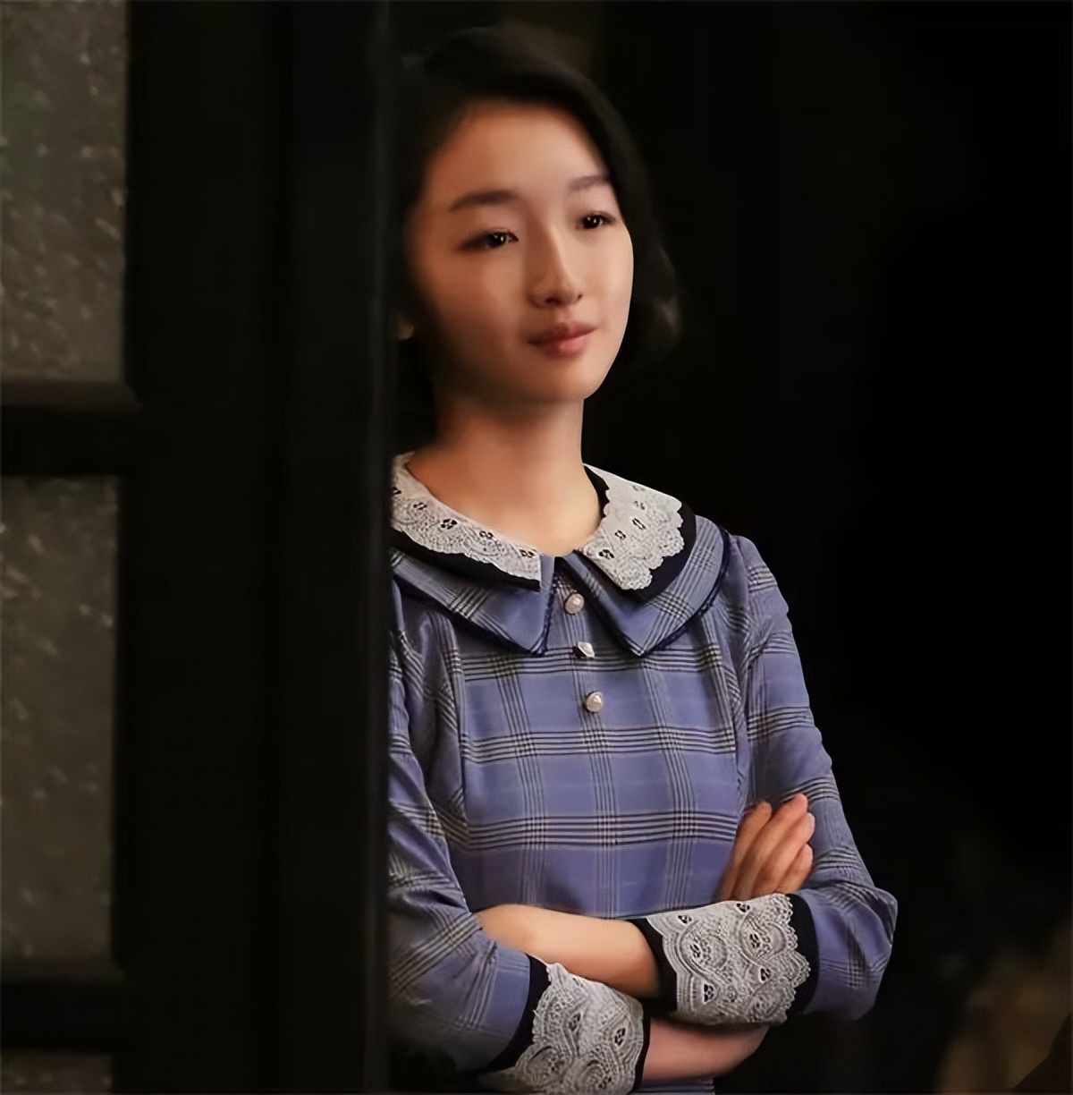 范桂霞为扮演周恩来妻子,22岁学会抽烟喝酒,*颖超邓**26年后当面感谢