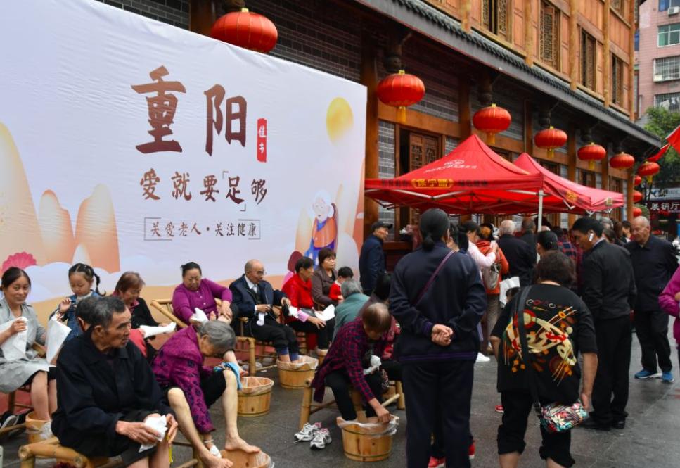 重阳节的习俗茱萸是什么,重阳节的习俗赏菊及佩戴茱萸