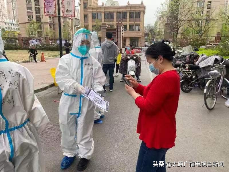 有一种担当叫奉献致敬抗疫志愿者,坚守在抗疫一线志愿者暖心故事