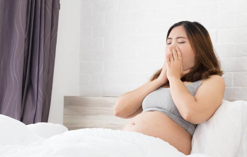 尿频、孕吐，属于正常现象，不用担心，但出现4大症状要警惕