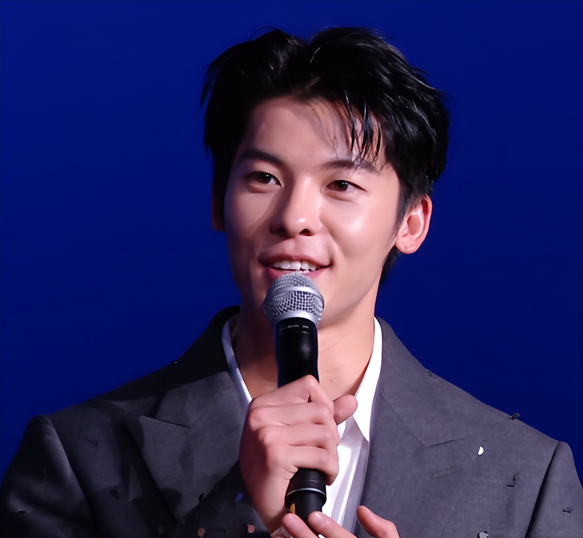 上海这一夜，内娱来了一大半，吴京谢霆锋拿大奖，冯小刚忙着交际