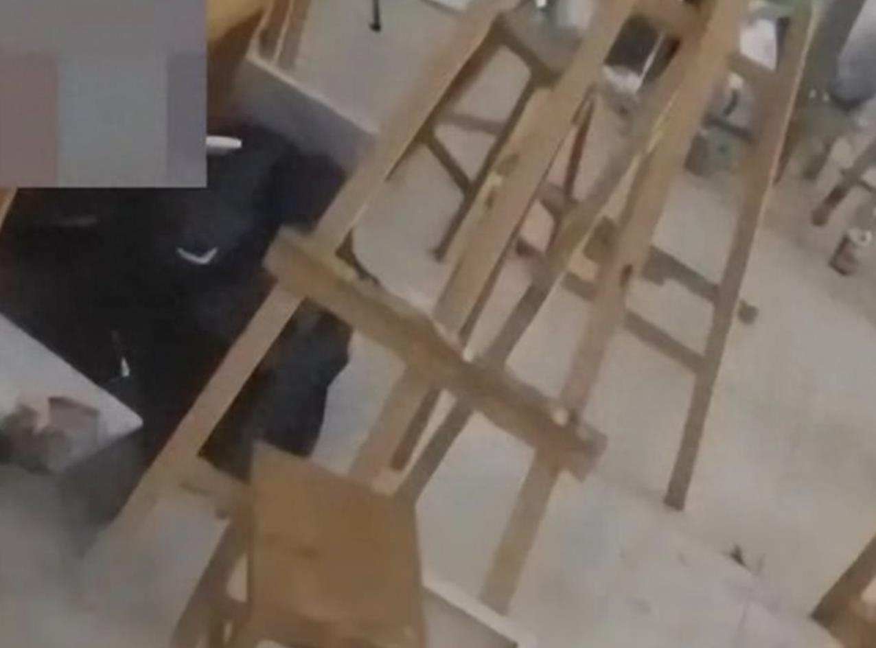 山东画室女主不雅视频曝光，身材高挑貌美，眼神迷人。