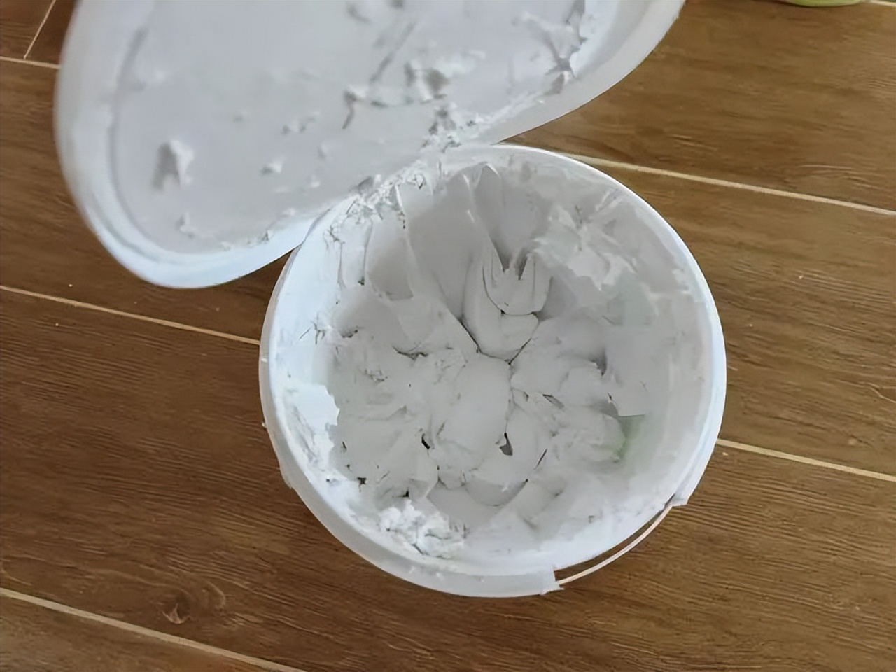 天花板裂缝漏水怎么修补,墙面裂缝怎么修补最好