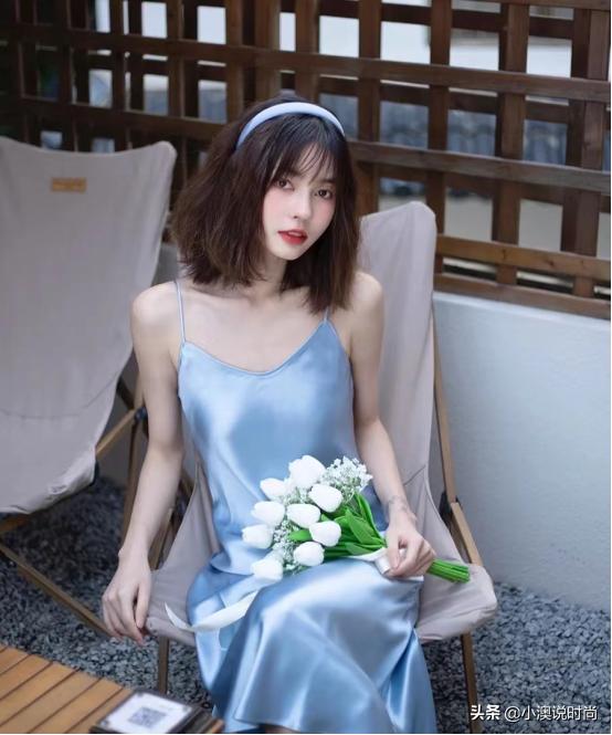 今年超火的裙子叫“凉凉裙”，时髦洋气显高级，扁臀女人都在穿