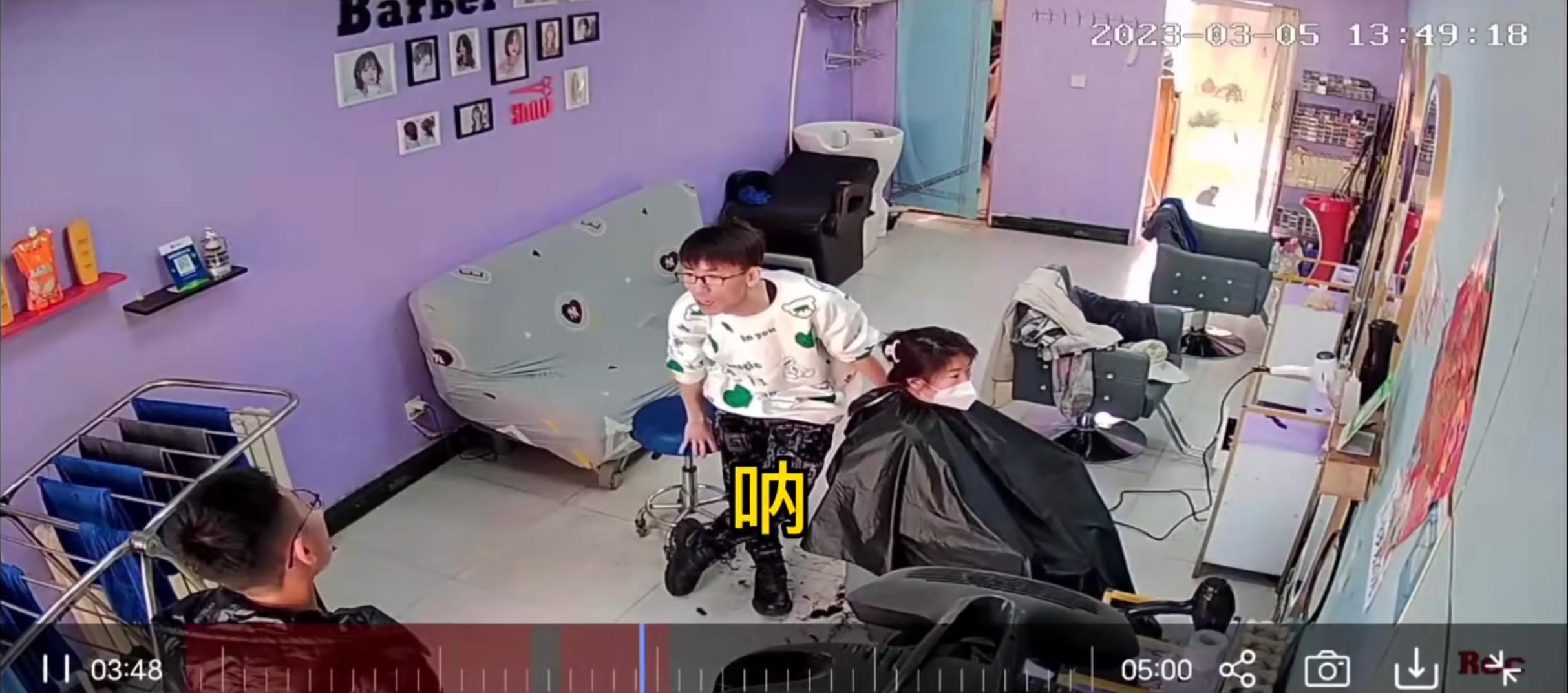 男子冲进理发店就是砸东西,一男子冲进理发店