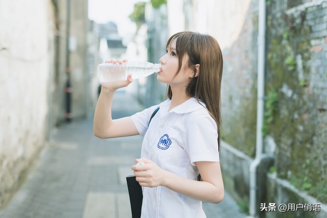 女儿没有得到我的允许，留宿同学在家里过夜，结果弄丢了零用钱