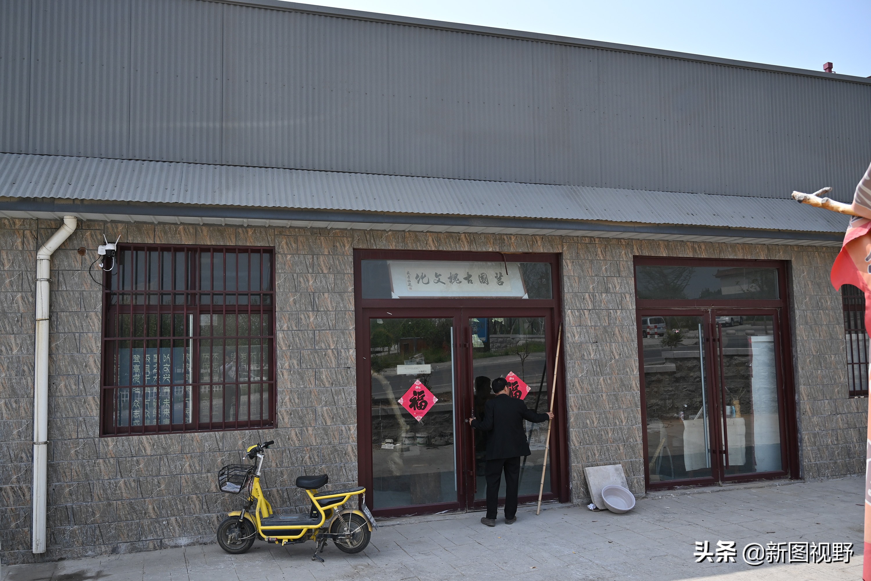 54岁农村大哥，把枯木当宝贝，13年来只收不卖，看他做啥生意