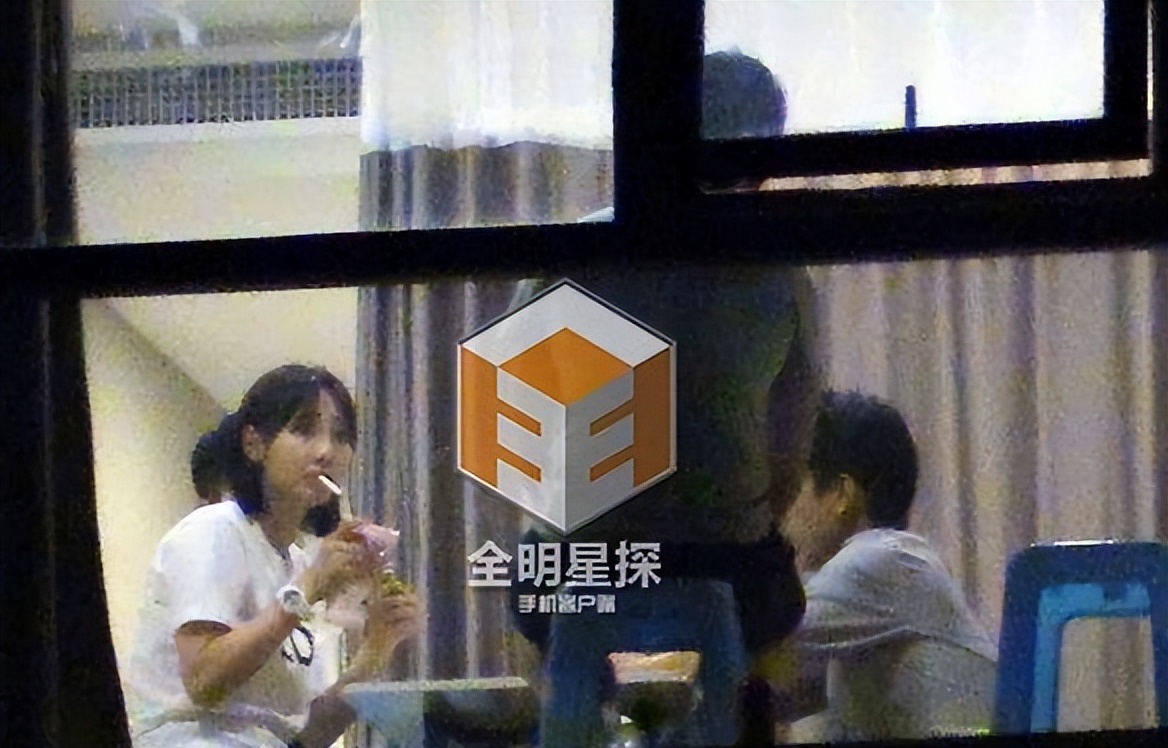 白百何近照曝光喝酒抽烟动作娴熟,白百何最邋遢的一次走红毯