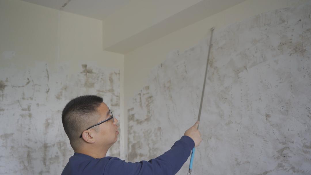 衣柜和墙面接缝处开裂怎么补救,墙面起皮起鼓开裂是什么原因引起