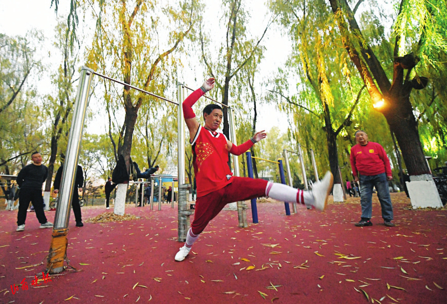 太原：“撸”杠花样多健身乐其中