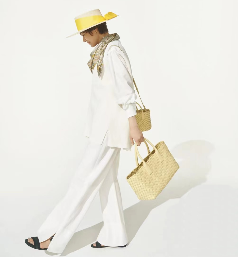 冬季的配色穿搭让你轻松提升气质,搭配推荐简约出挑的柔和色系穿搭