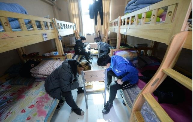 高中家长陪读好还是住宿好,大学陪读是租房好还是住宾馆便宜