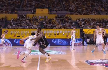 争议判罚!广厦两次对弗格犯规都不吹,名嘴直接表达“质疑”