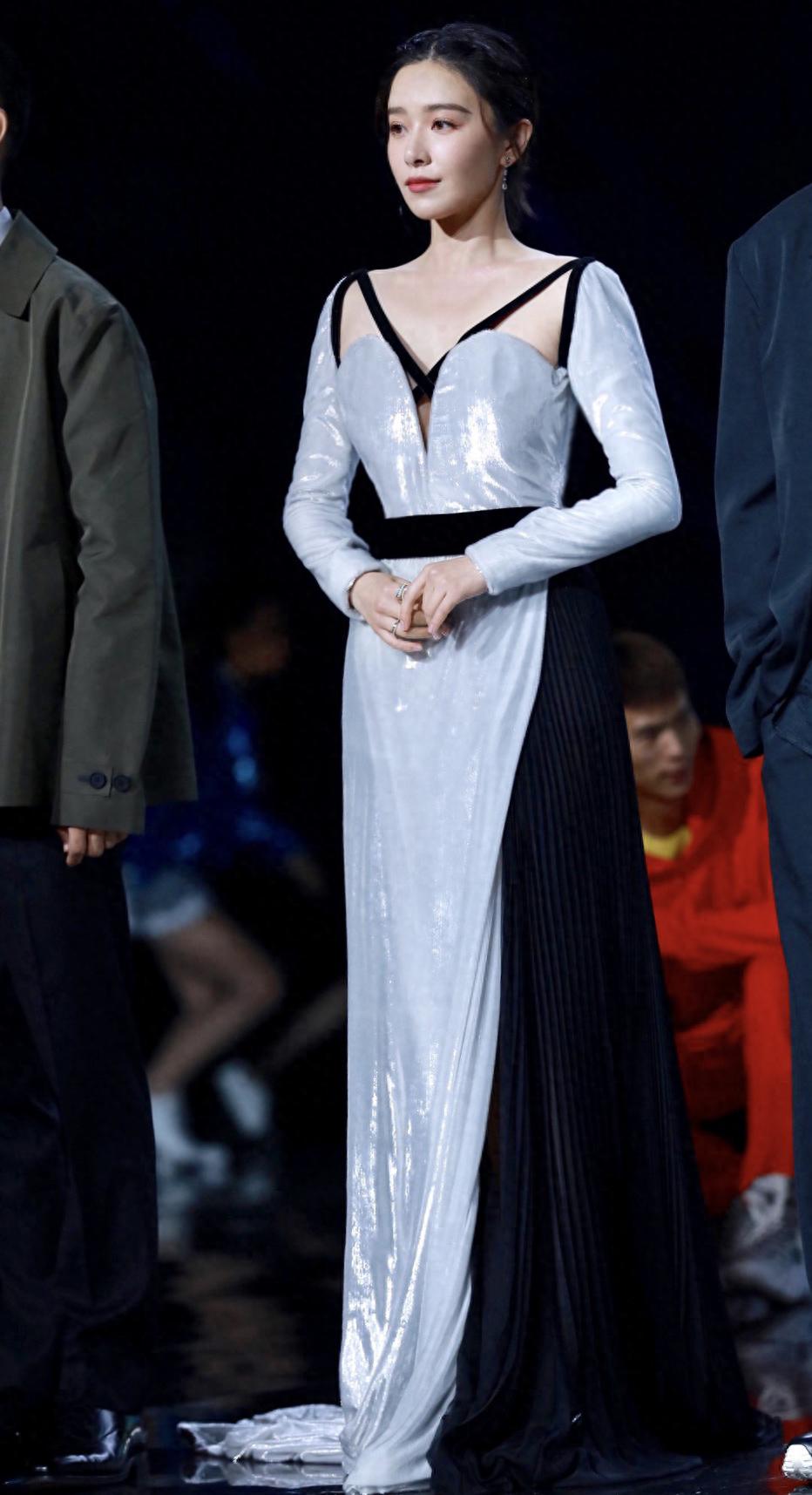 宽松热裤走光*拍偷**阚清子“有毒”吗？分手后衣服美得让人移不开