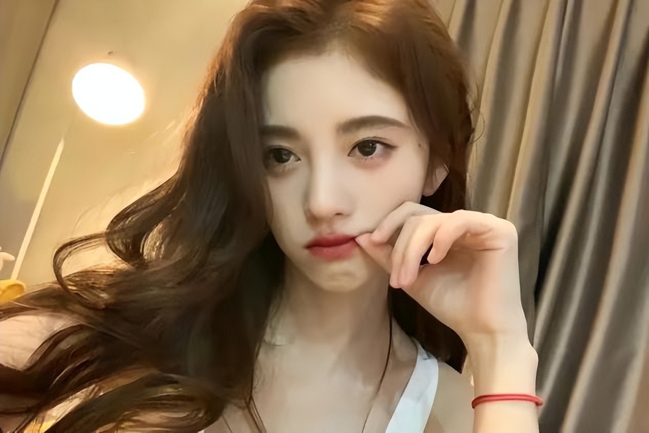 心机女孩鞠婧祎：被潘玮柏刁难拒绝王思聪求爱，整容遭贾玲内涵