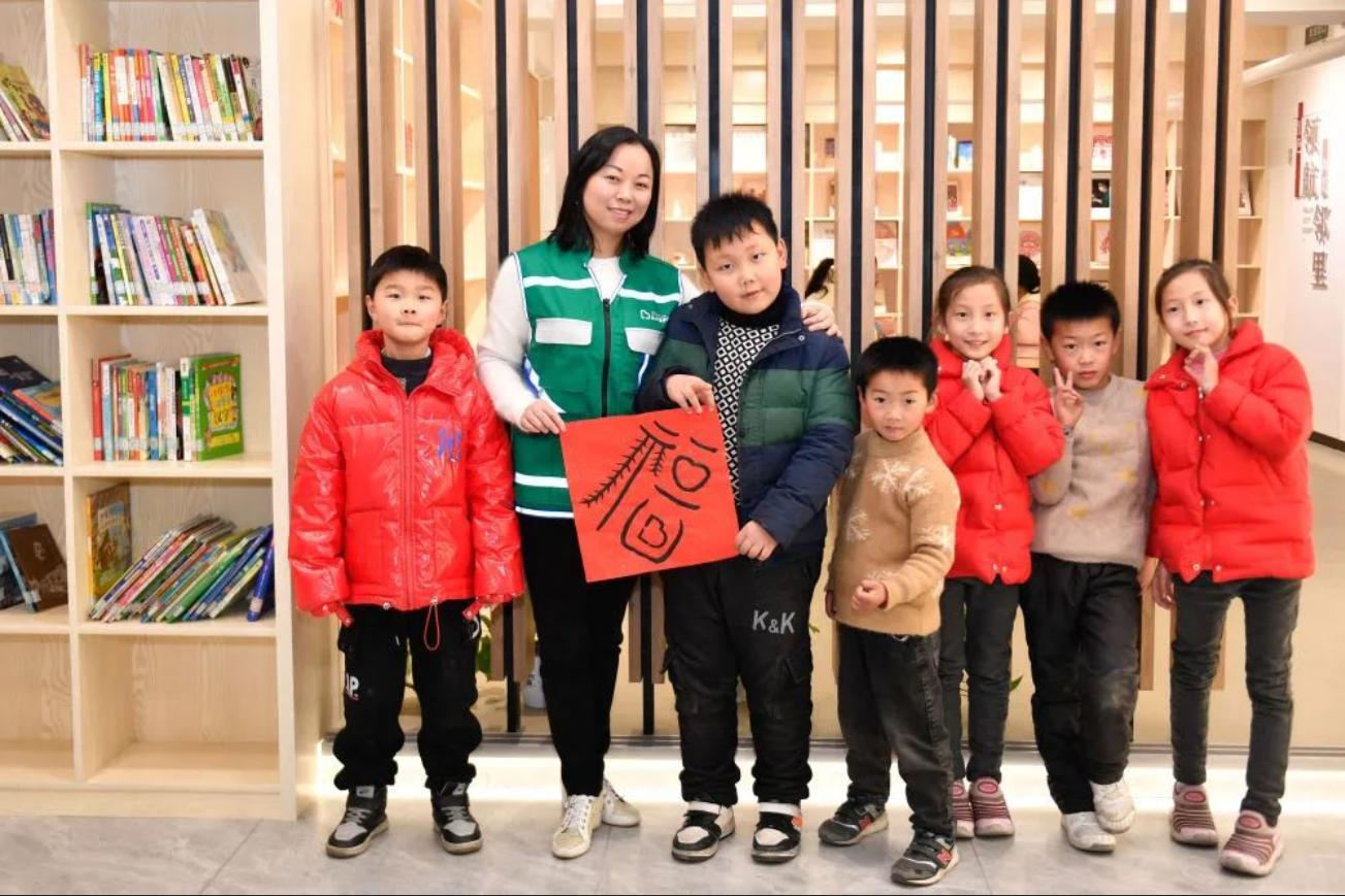 8人用被子接住坠楼女孩视频,小孩坠楼女子徒手接住