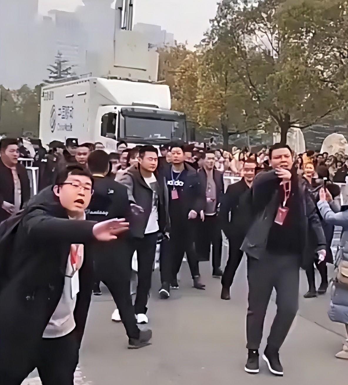 助理伺候明星捏脚,助理伺候明星跪下打伞