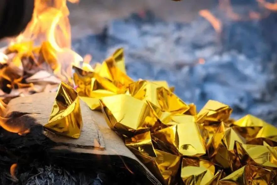 上坟烧冥币哪个面额大,烧冥币是封建迷信吗