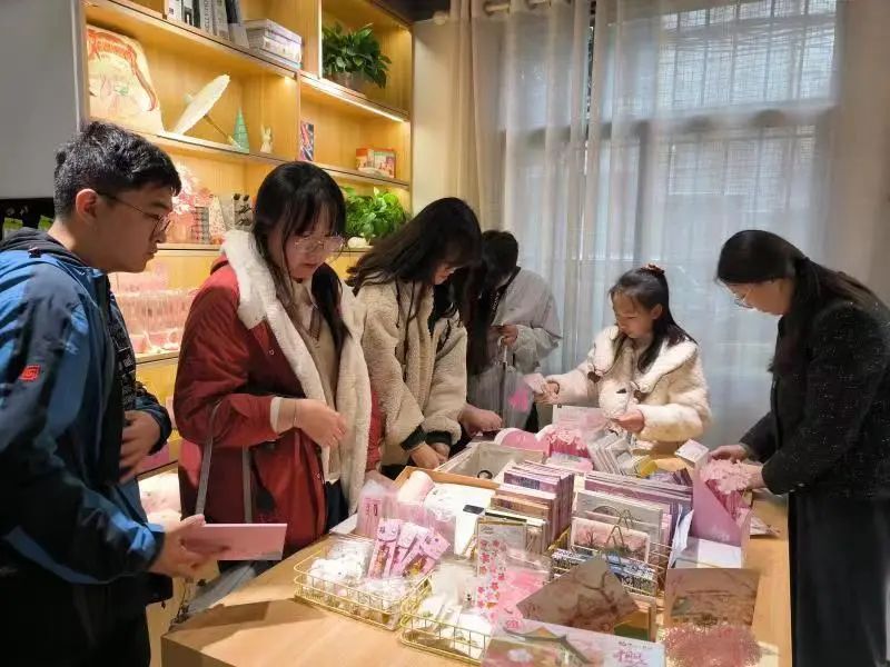 这几天，和武汉酒店一起火爆的，还有这个邮局→