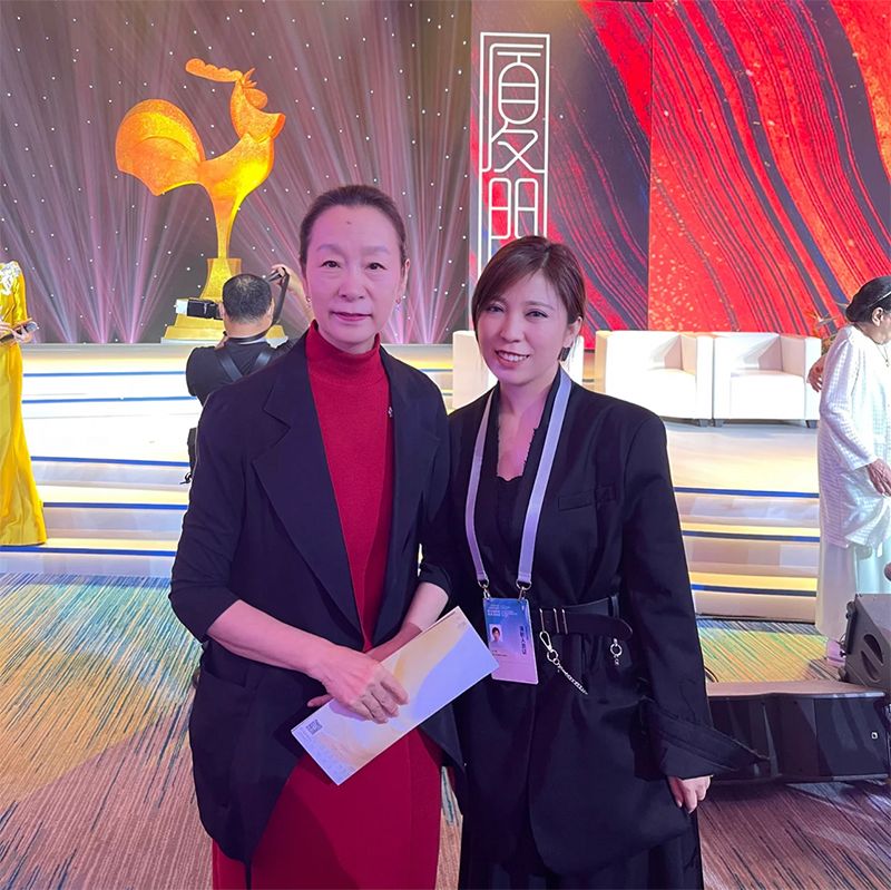 奚美娟年轻时的发型,奚美娟黑色长裙