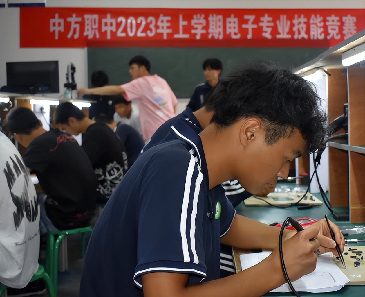 女生扎辫子是*引勾**男生？湖南一职校副校长发表不当言论，官方回应