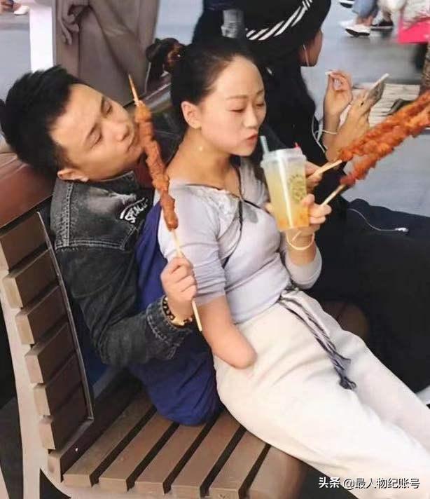 连体夫妻曾因断臂妻子走红网络,连体夫妻爆红无腿