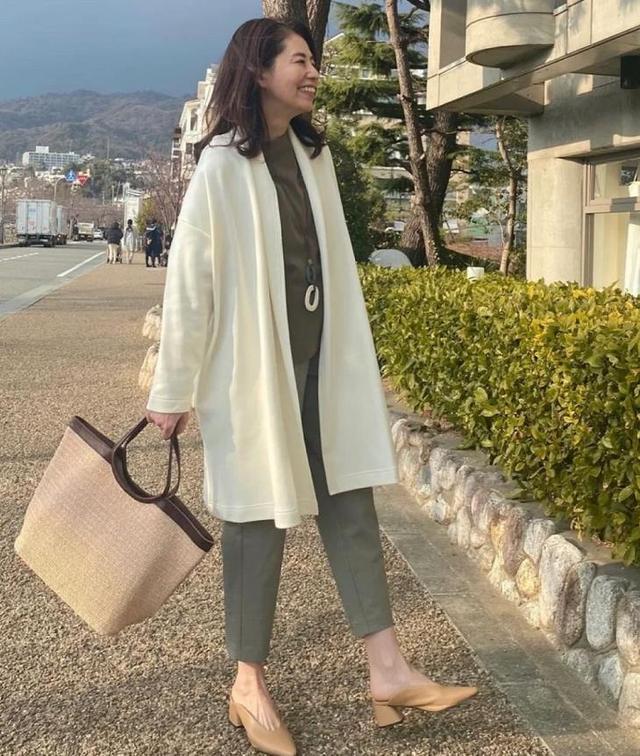 春季长得瘦的女生穿什么外套好看,肩宽背厚学生党适合什么秋季外套