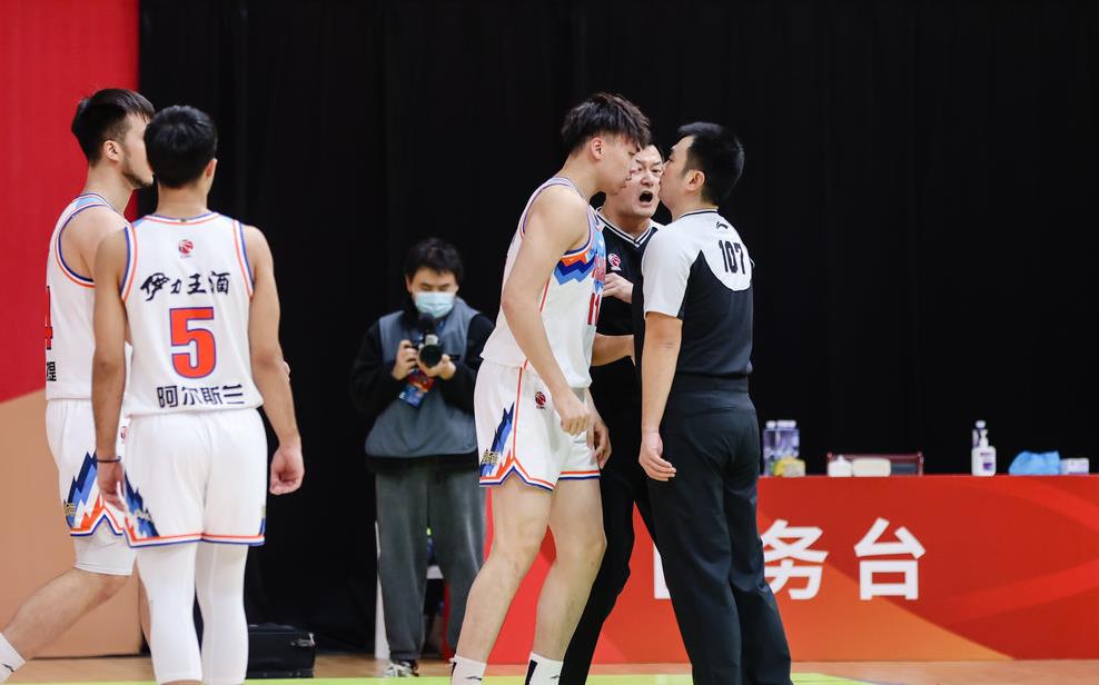 cba裁判被骂名场面,齐麟怒砸裁判被驱逐禁赛几场