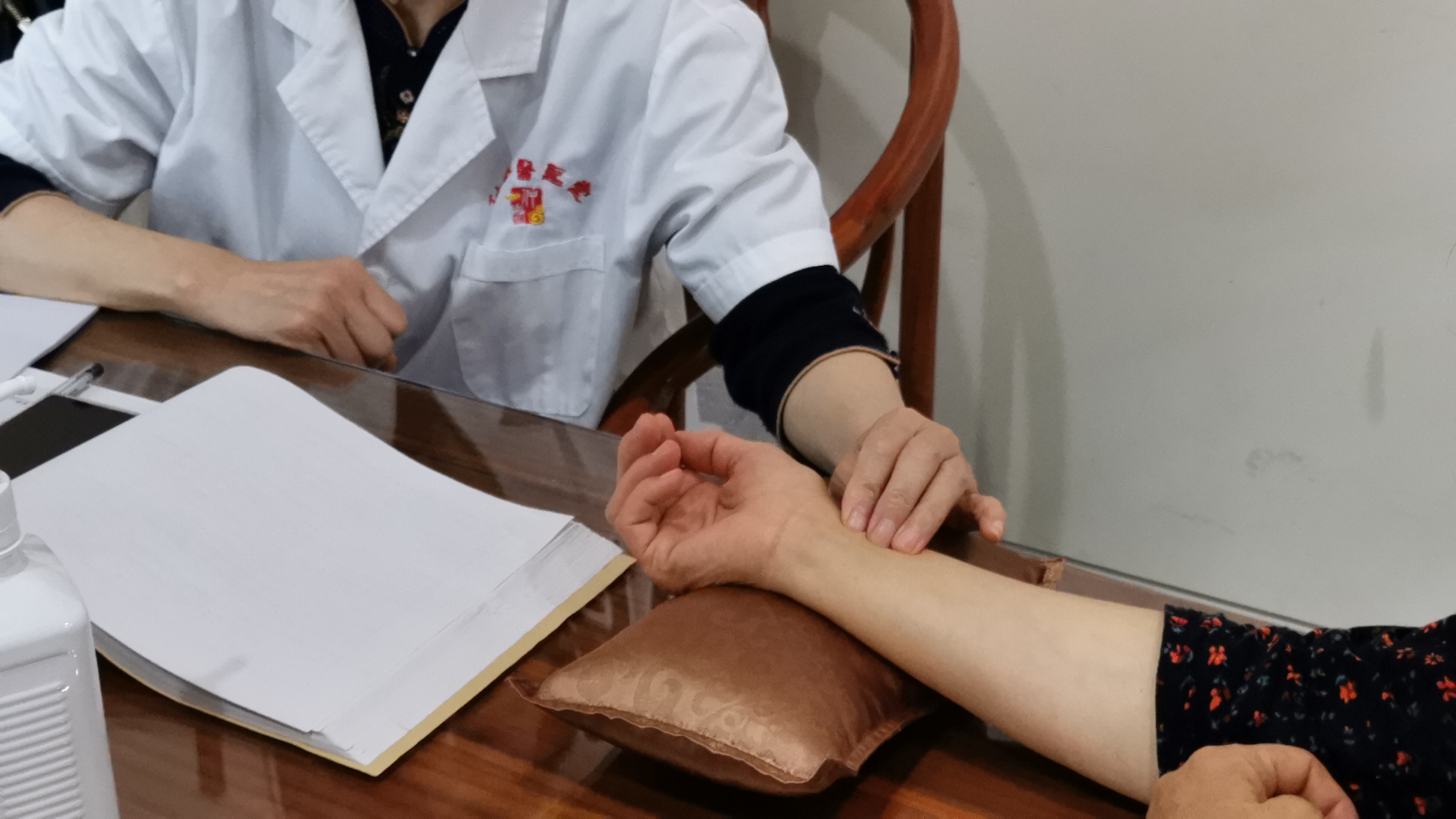 肺癌晚期患者吃药恶心反吐怎么办,肺癌喝中药后恶心是什么情况