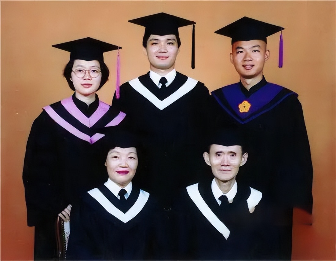 92年香港机场检测仪突然报警，安保拦住台湾律师，搜包后当即报警