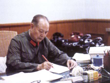 1927年*剑英叶**申请入*党**，周总理亲自批准，组织却让他先留在国民*党**