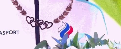 俄罗斯三娃同台获赠爱心项链,俄罗斯三娃k宝莎莎千金