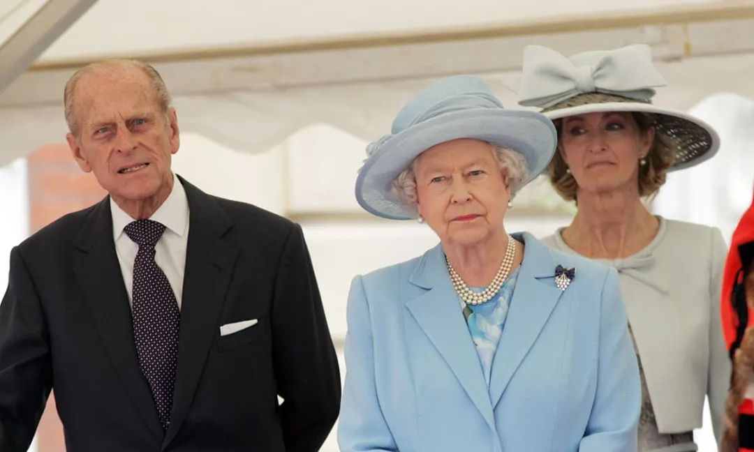 结婚74年30个*妇情**，女王背后的男人连老婆堂妹都不放过