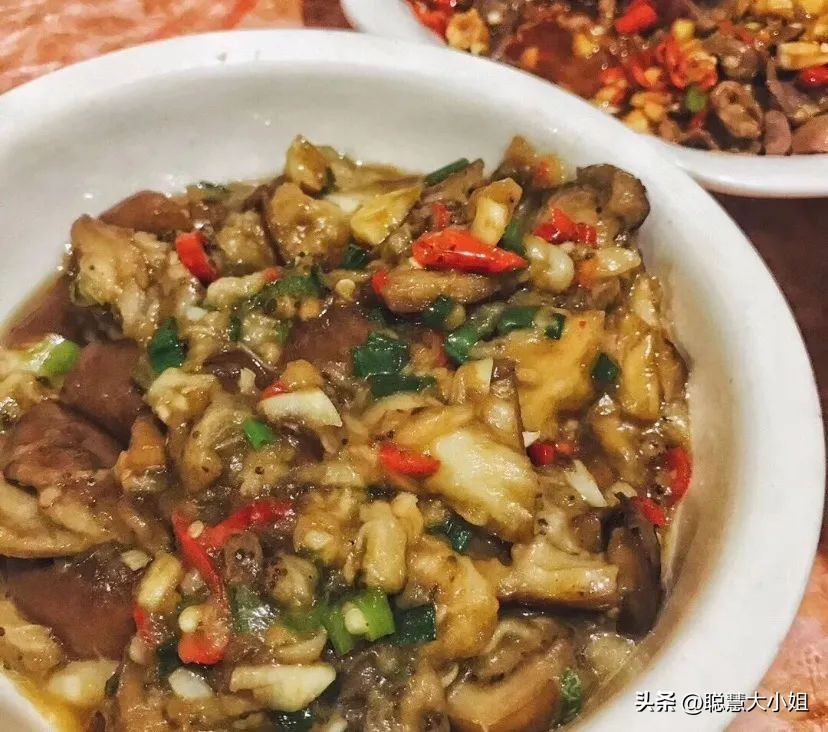 一场烟花登顶热搜！满城美食火成顶流，这座夏日小城太宝藏了！