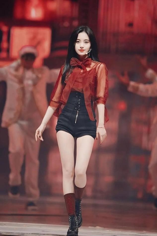 心机女孩鞠婧祎:被潘玮柏刁难拒绝王思聪求爱,整容遭贾玲内涵