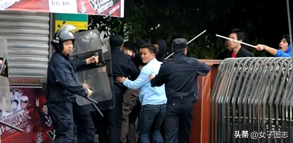 足协杯川渝球迷打成一片,成渝球迷足协杯打架处罚